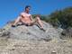 Nudo a gambe aperte